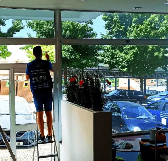 Especialistas Certificados em Películas para qualquer tipo de Vidro e Janelas. Instalamos películas térmicas, películas de privacidade e segurança. Películas térmicas Peliculas para vidro Aplicação de peliculas Controlo térmico Bloqueamento dos raios UV